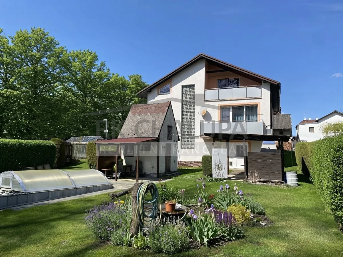 Prodej rodinného domu 300 m², pozemek 824 m²